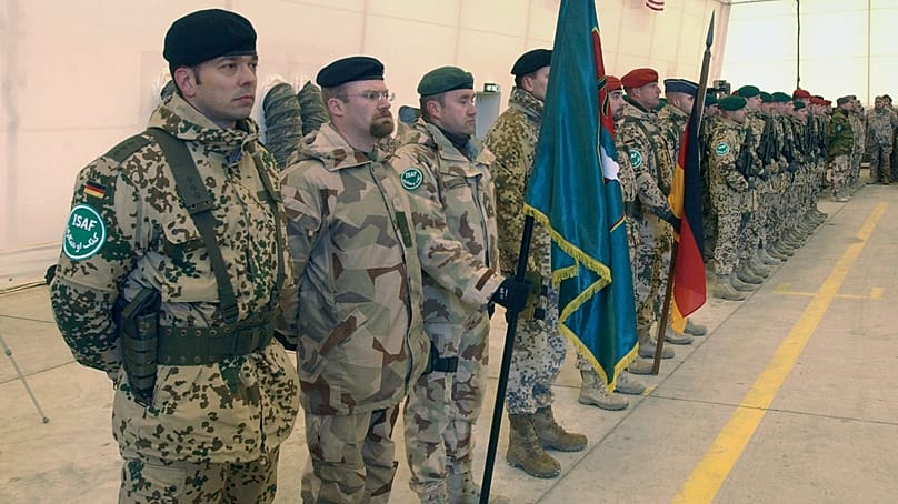 ISAF-Soldaten am 9. Januar 2008 bei einer Kommandoübergabe in Mazar-e-Sharif, Afghanistan