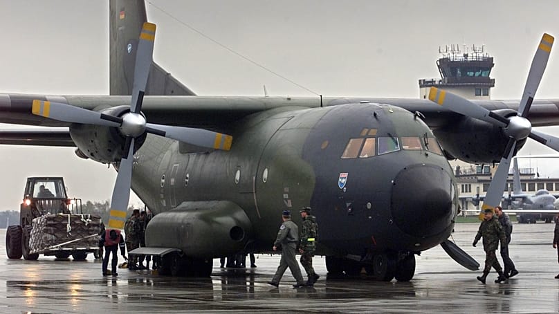 Eine deutsche C-160 Transall, das erste Flugzeug zur Unterstützung der Operation "Enduring Freedom", wird am 26. November 2001 in Ramstein beladen