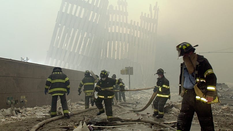 11. September 2001: Feuerwehrleute arbeiten unter den Trümmern des zerstörten World Trade Centers in New York