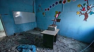  یک کلاس درس ویران‌شده در مدرسه شجره طیبه، که در حمله هوایی ایالات متحده در ۲۸ فوریه در میناب، جنوب ایران، آسیب دیده است، دوشنبه، ۷ سپتامبر ۲۰۲۶