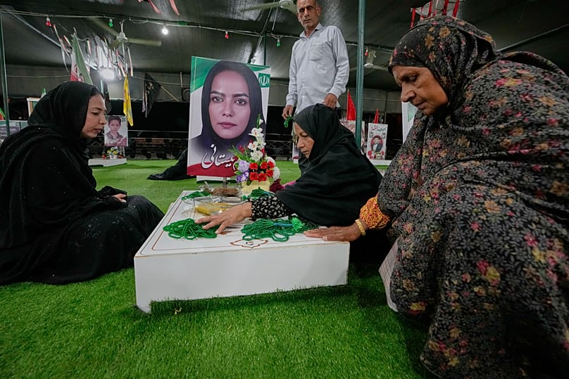 فاطمه برانی، نفر دوم از سمت راست، روز دوشنبه ۷ سپتامبر ۲۰۲۶، بر مزار دخترش، نسیم نیستانی، معلم کلاس دوم 