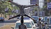 Kenya : des acrobates de rue divertissent les automobilistes
