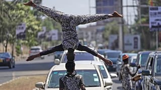 Kenya : des acrobates de rue divertissent les automobilistes