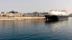 Δεξαμενόπλοιο LNG στον τερματικό σταθμό LNG της Ρεβυθούσας στην Ελλάδα.