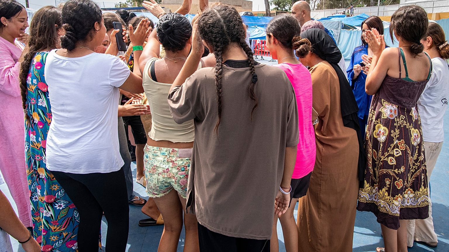 Unos inmigrantes que cruzaron la frontera de Ceuta con Marruecos en la barriada de El Príncipe. 