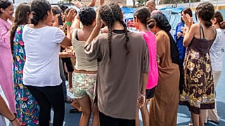 Unos inmigrantes que cruzaron la frontera de Ceuta con Marruecos en la barriada de El Príncipe. 