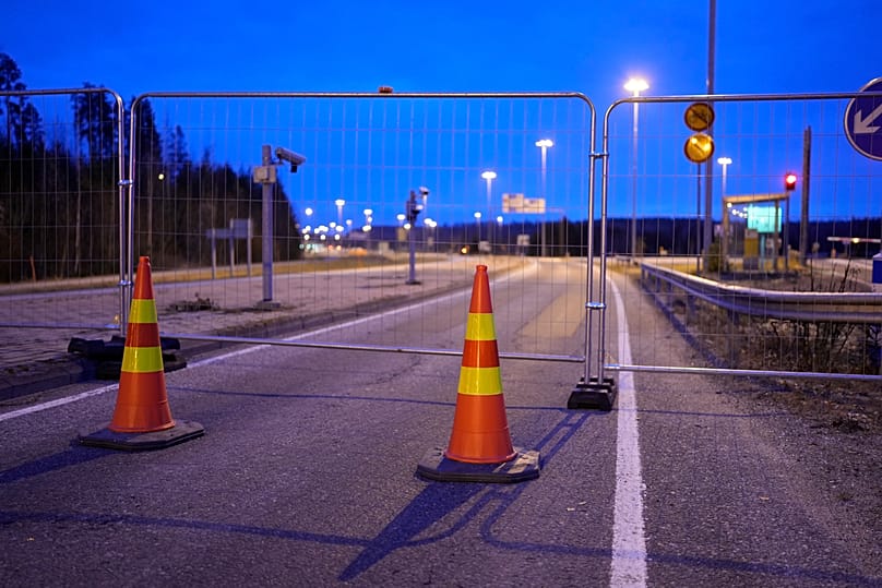 ARQUIVO – Vista de uma cerca que bloqueia a estrada para o posto fronteiriço vazio e encerrado de Nuijamaa, entre a Rússia e a Finlândia, em Lappeenranta, Finlândia, em 18 de novembro de 2023