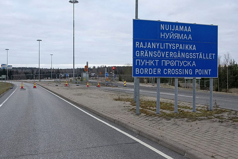 Vista de cercas adicionais a atravessar as faixas de rodagem na passagem fronteiriça de Nuijamaa, em Lappeenranta, Finlândia, sábado, 18 de novembro de 2023