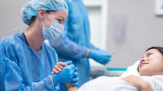 Enfrentarse a una operación importante es estresante, y en los mayores la ansiedad y la depresión no tratadas pueden frenar la recuperación física.