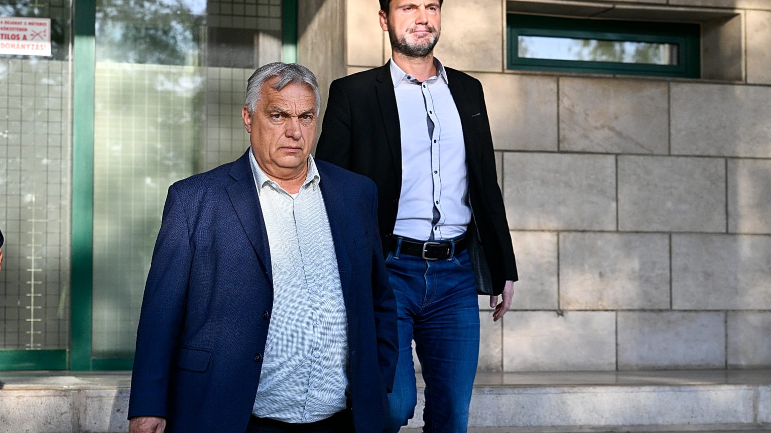 Orbán Viktor, a Fidesz elnöke és Havasi Bertalan, a Fidesz kommunikációs igazgatója távozik a párt parlamenti frakciójának üléséről a Képviselői Irodaházból 2026. július 21-én