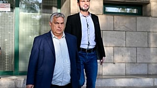 Orbán Viktor, a Fidesz elnöke és Havasi Bertalan, a Fidesz kommunikációs igazgatója távozik a párt parlamenti frakciójának üléséről a Képviselői Irodaházból 2026. július 21-én