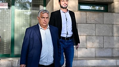 Orbán Viktor, a Fidesz elnöke és Havasi Bertalan, a Fidesz kommunikációs igazgatója távozik a párt parlamenti frakciójának üléséről a Képviselői Irodaházból 2026. július 21-én