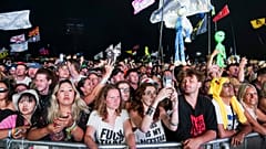 «Απάτη»: Οι φαν του Glastonbury διαμαρτύρονται για τις ιστορικά υψηλές τιμές εισιτηρίων του φεστιβάλ για το 2027 - Στη φωτογραφία: Glasto 2025
