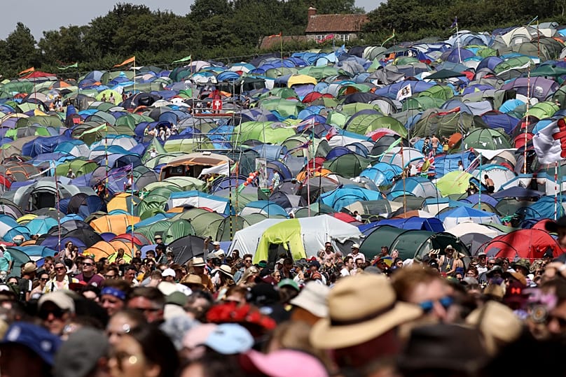 Spettatori attorno al Pyramid Stage al Glastonbury Festival - 2019