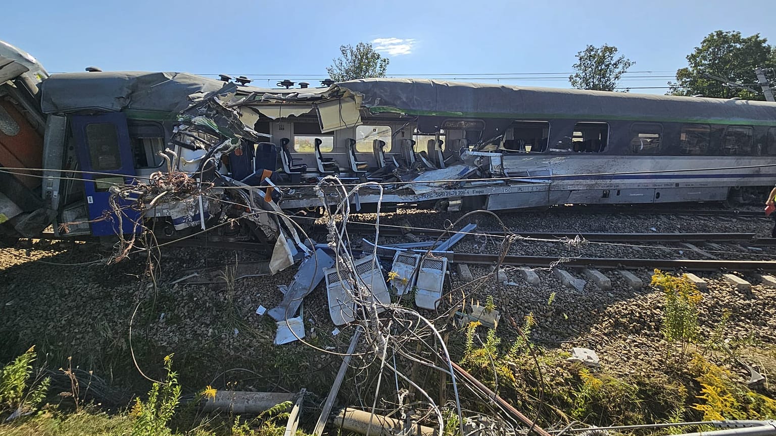 Wykolejony po zderzeniu pociąg PKP Intercity 