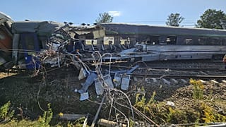 Wykolejony po zderzeniu pociąg PKP Intercity 