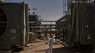 عامل في حقل الزبير النفطي قرب البصرة، 28 آذار 2026.