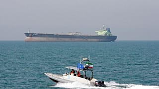 صورة أرشيفية - في هذه الصورة الملتقطة بتاريخ 2 يوليو 2012، يظهر زورق سريع تابع للحرس الثوري الإيراني وهو يتحرك في مياه الخليج