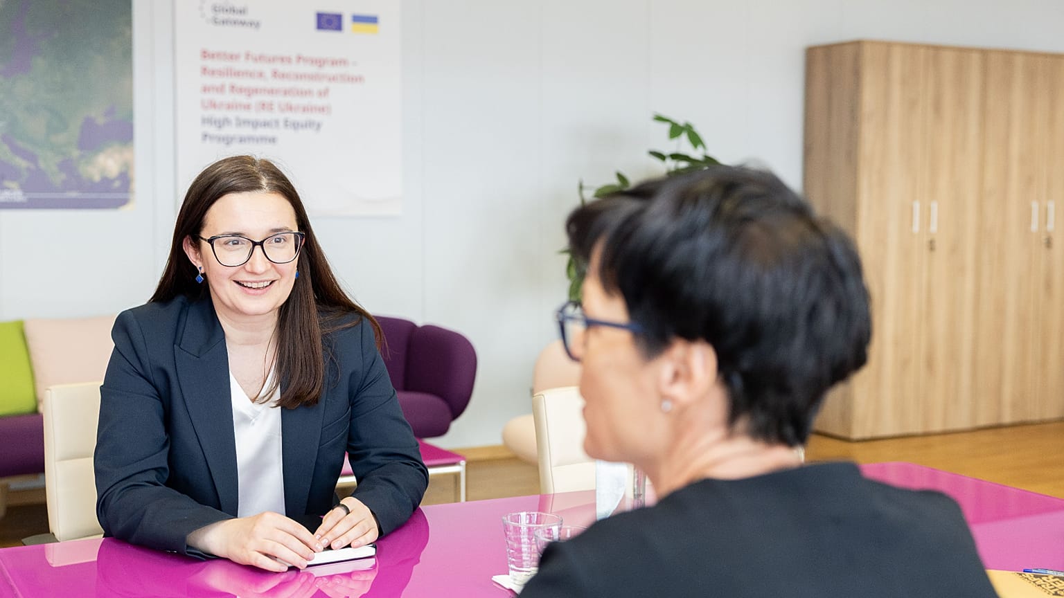 Moldaus Vizepremierministerin Cristina Gherasimov (links) und EU-Erweiterungskommissarin Marta Kos (von hinten) bei einem Treffen in Brüssel.