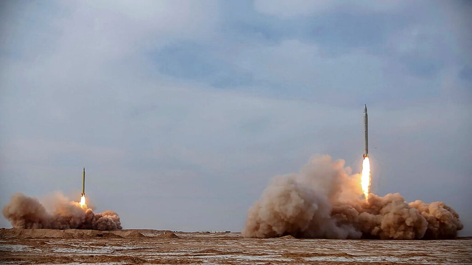 في هذه الصورة التي نشرها الحرس الثوري الإيراني يوم السبت 16 يناير 2021، تظهر صواريخ تُطلق خلال مناورة عسكرية في إيران