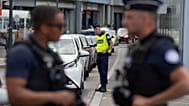 ARCHIV. Französische Polizisten kontrollieren Autos, die am Mittwoch, den 10. Juni 2026, die Grenze zwischen Genf und der französischen Stadt Gaillard überqueren.