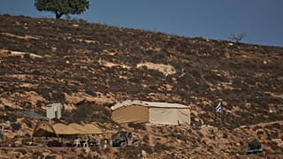 موقع استيطاني إسرائيلي على تلة في قرية المغير الفلسطينية بالضفة الغربية، الأربعاء 9 أيلول 2026.