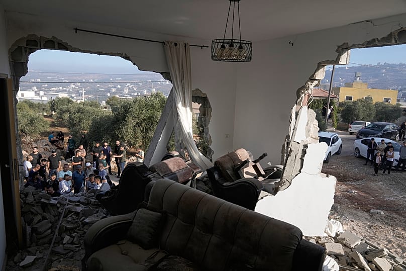 فلسطينيون يتفقدون منزلاً متضرراً في بلدة عقربا جنوب شرقي نابلس، الثلاثاء 8 أيلول 2026.