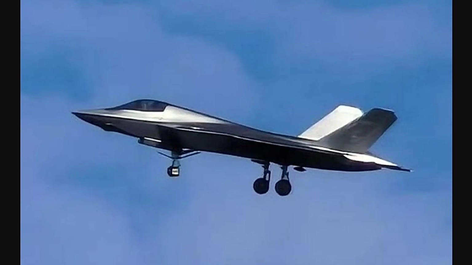 Çin sosyal medyası Weibo'da dolaşan J-35 görsellerinden biri.