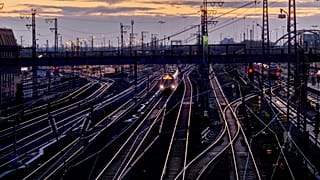 Пустые железнодорожные пути у центрального вокзала Франкфурта-на-Майне, Германия.