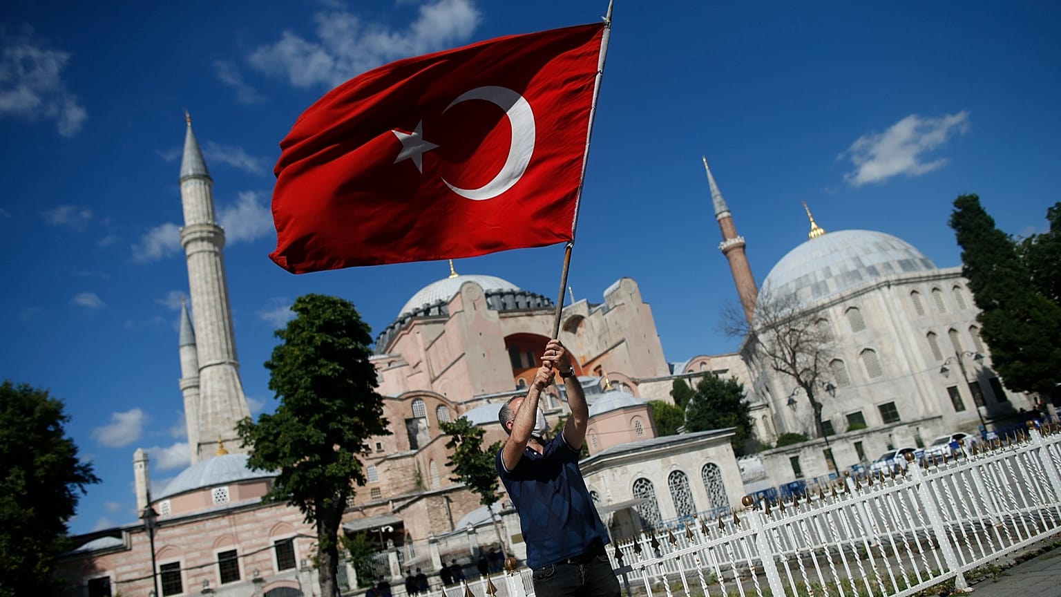 ARŞİV - İstanbul'da Ayasofya önünde Türk bayrağı gösteren bir kişi