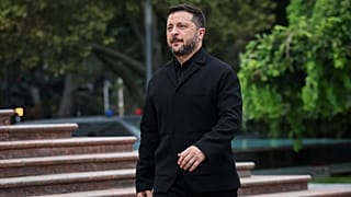 Il presidente ucraino Volodymyr Zelenskyy arriva a una cerimonia di benvenuto in Moldavia mentre il Paese celebra la Giornata dell'Indipendenza, a Chisinau, giovedì 27 agosto.