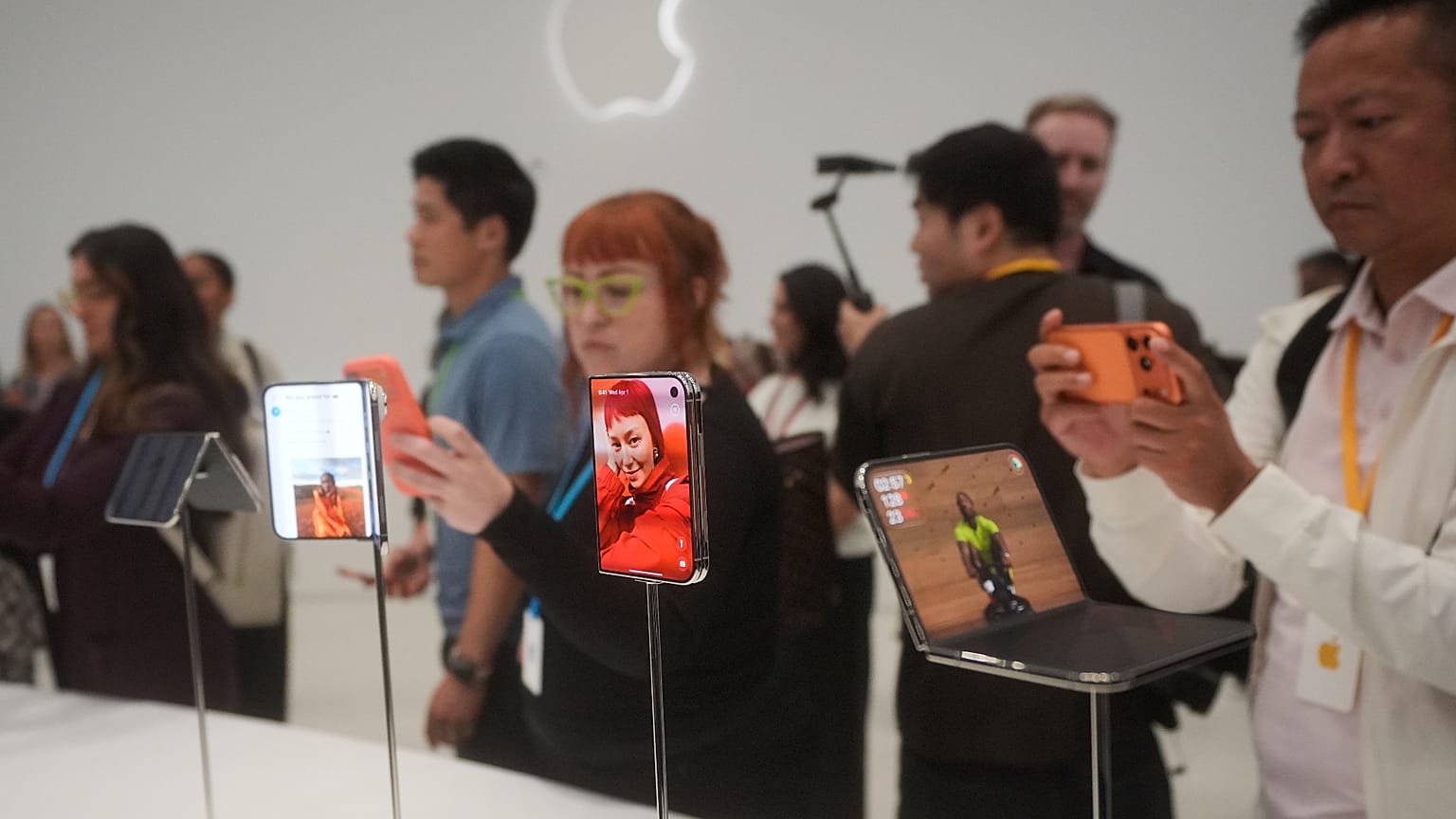 Das iPhone Duo wird am Mittwoch, dem neunten September 2026, auf dem Apple-Campus in Cupertino, Kalifornien präsentiert. (AP Photo/Jeff Chiu)