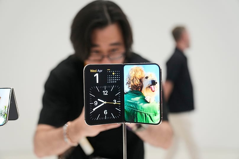Das iPhone Duo ist am Mittwoch, 9. September 2026, auf dem Apple-Campus in Cupertino, Kalifornien, zu sehen. (AP Photo/Jeff Chiu)