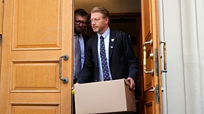Лидер «Яблока» Николай Рыбаков выносит коробку с документами из здания Верховного Суда РФ после рассмотрения апелляции о недопуске партии к выборам, 17 августа 2036 г.