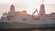 کشتی باربری آبی-خاکی USS Portland (LPD 27) قبل از انجام نمایش سیستم سلاح لیزری پرانرژی، در ۱۴ دسامبر ۲۰۲۱، یک هدف تمرینی ثابت سطحی را به خلیج عدن پایین می‌آورد