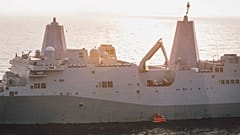 کشتی باربری آبی-خاکی USS Portland (LPD 27) قبل از انجام نمایش سیستم سلاح لیزری پرانرژی، در ۱۴ دسامبر ۲۰۲۱، یک هدف تمرینی ثابت سطحی را به خلیج عدن پایین می‌آورد