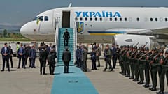 ARCHIVIO: Il presidente ucraino Volodymyr Zelenskyy scende dalla scaletta dell’aereo all’arrivo all’aeroporto di Esenboga, ad Ankara, Turchia, giovedì 15 maggio 2025.