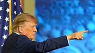 دونالد ترامپ، رئیس‌جمهور آمریکا، هنگام پایان سخنرانی خود در کنوانسیون حزب جمهوری‌خواه در دالاس در روز چهارشنبه ۹ سپتامبر ۲۰۲۶ اشاره می‌کند.