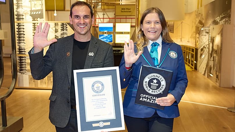 Ben Lheureux, del Science Museum Group, recibe el certificado del Récord Guinness de manos de la representante Paulina Sapinska