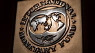 El logotipo del FMI visible en el edificio sede de Washington