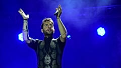 Ο διάσημος Έλληνας τραγουδιστής, Γιώργος Μαζωνάκης, πέθανε σε ηλικία 54 ετών από ανακοπή. Φωτογραφία από συναυλία του το 2017