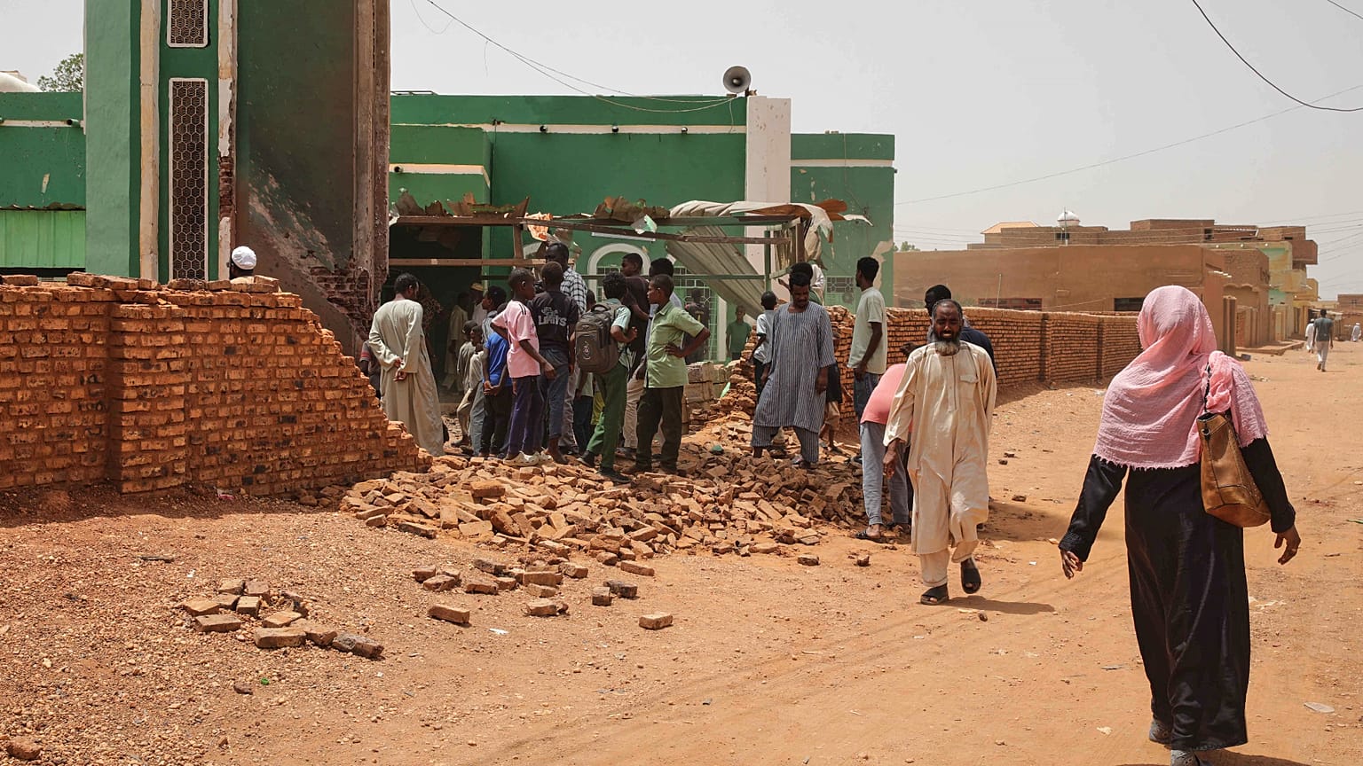 يقوم الناس بإزالة الحطام من مسجد قال السكان إنه تضرر في غارة بطائرة بدون طيار في الخرطوم بالسودان، الأربعاء 12 أغسطس 2026.