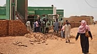 يقوم الناس بإزالة الحطام من مسجد قال السكان إنه تضرر في غارة بطائرة بدون طيار في الخرطوم بالسودان، الأربعاء 12 أغسطس 2026.