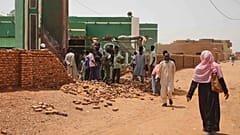 يقوم الناس بإزالة الحطام من مسجد قال السكان إنه تضرر في غارة بطائرة بدون طيار في الخرطوم بالسودان، الأربعاء 12 أغسطس 2026.