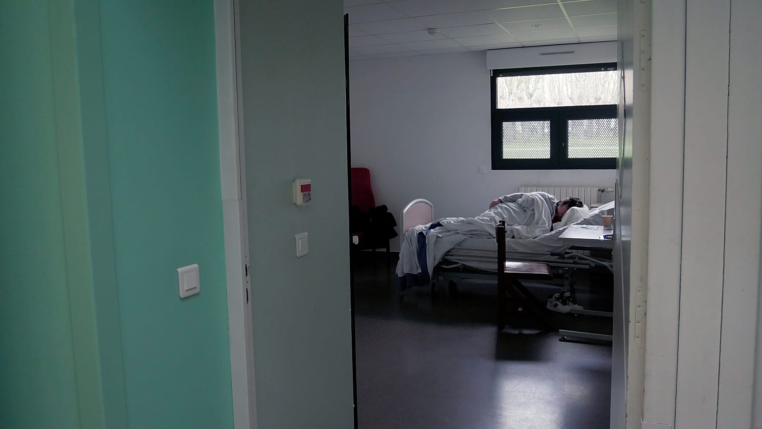 Un patient dort dans sa chambre au service des urgences de l’hôpital psychiatrique du Rouvray, à Rouen, dans l’ouest de la France, le mercredi 25 novembre 2020.