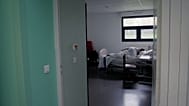 Ein Patient schläft in seinem Zimmer im Notdienst des psychiatrischen Krankenhauses Le Rouvray in Rouen im Westen Frankreichs, am Mittwoch, 25. November 2020.