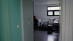 Un patient dort dans sa chambre au service des urgences de l’hôpital psychiatrique du Rouvray, à Rouen, dans l’ouest de la France, le mercredi 25 novembre 2020.
