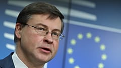 El comisario europeo de Economía Valdis Dombrovskis habla durante una rueda de prensa en marzo de 2021.