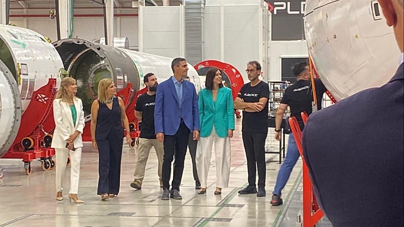 Pedro Sánchez y Diana Morant visitando las instalaciones de PLD y conociendo el Miura 9