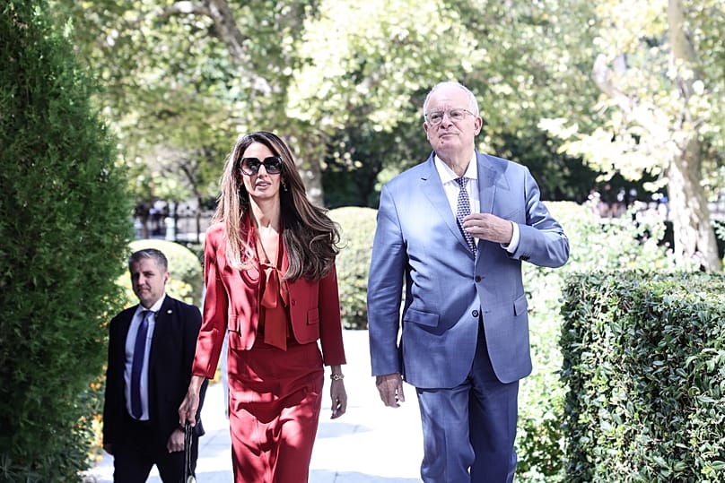 Ο Πρόεδρος της Δημοκρατίας Κωνσταντίνος Τασούλας και η δικηγόρος ανθρωπίνων δικαιωμάτων Αμάλ Κλούνεϊ, περπατούν στους εξωτερικούς χώρους του Προεδρικού Μεγάρου
